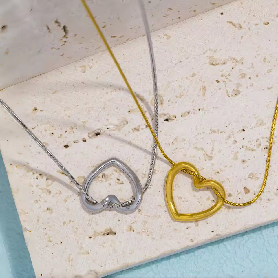 Dainty Gold Color Heat Love Pendant Collar Necklace Stainless Steel Exquisite Fashion Jewelry Best Gift for Her 2024