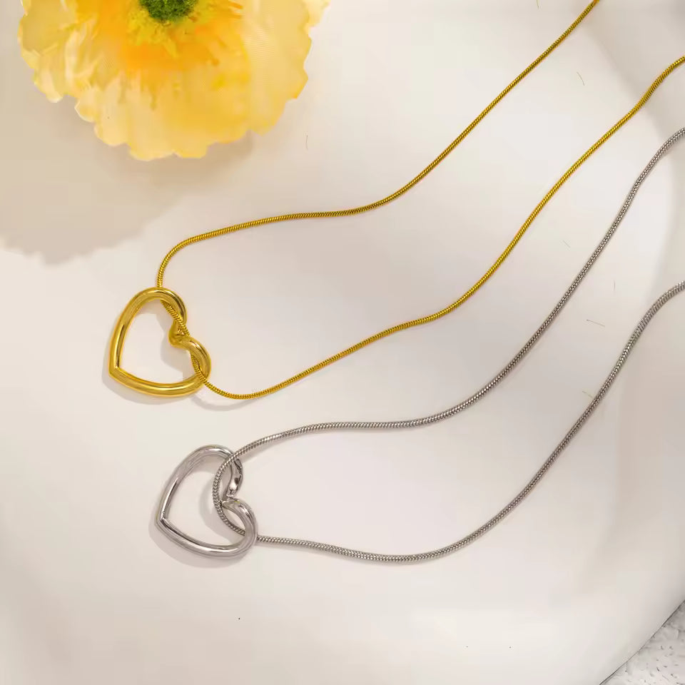 Dainty Gold Color Heat Love Pendant Collar Necklace Stainless Steel Exquisite Fashion Jewelry Best Gift for Her 2024